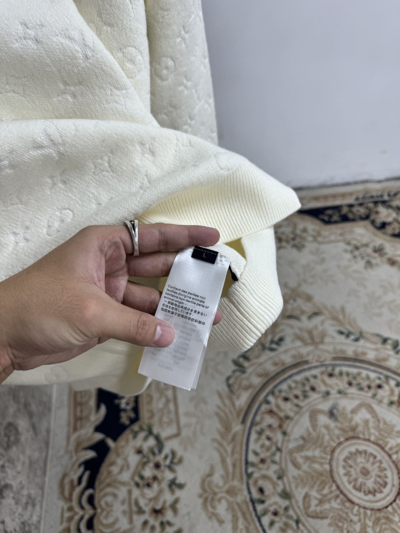 l0vis Vvtt0n sweater